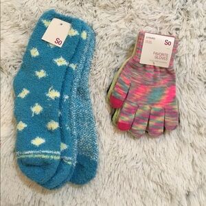 SO OSFM set 3 gloves & 2 pk fuzzy socks tye dye/blue